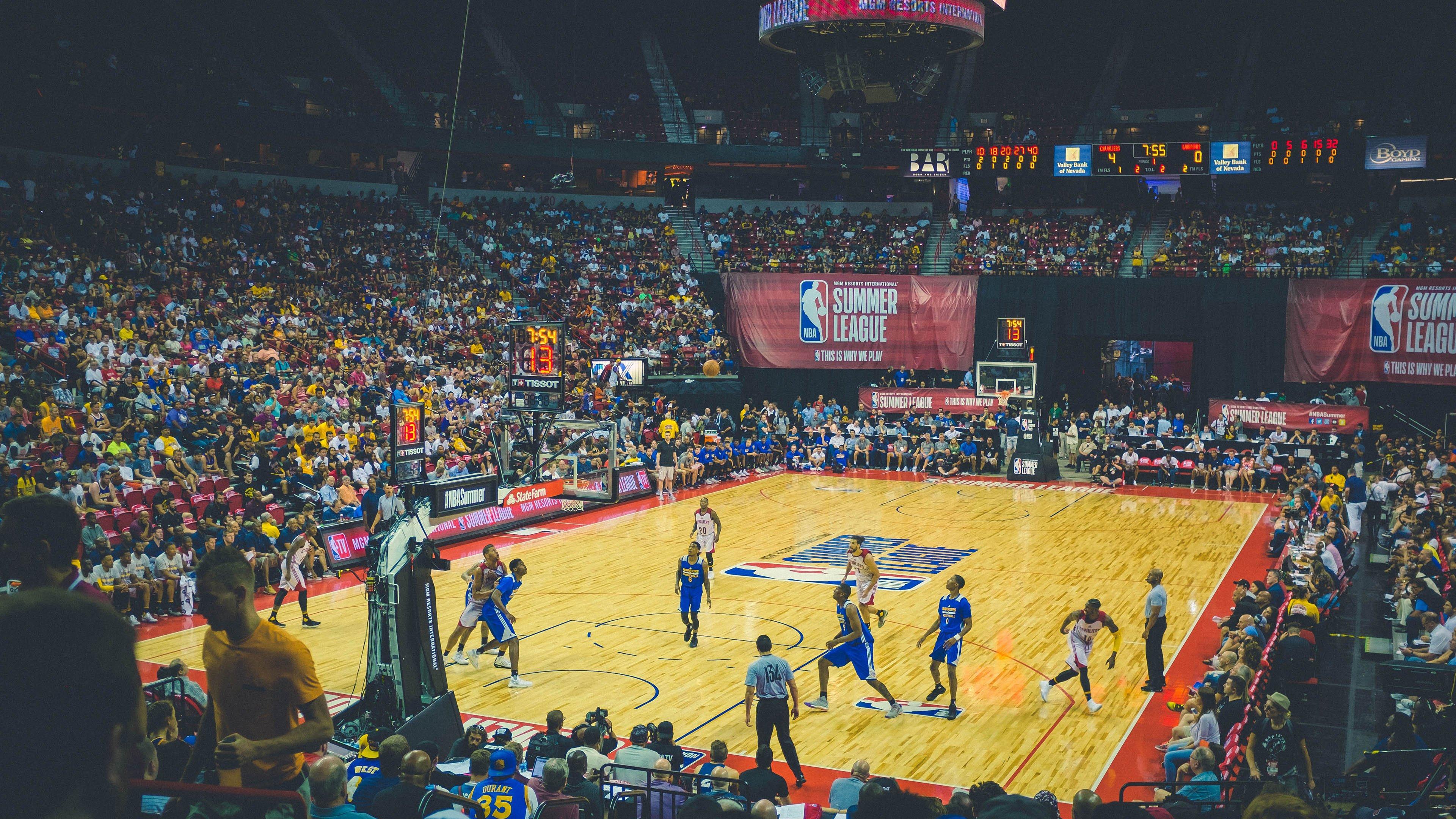 詹姆斯末节爆发率队逆转,湖人豪取五连胜逼近季后赛席位